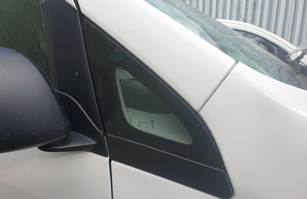 Nissan NV200 Acenta DCI Quarter window glass driver side front
